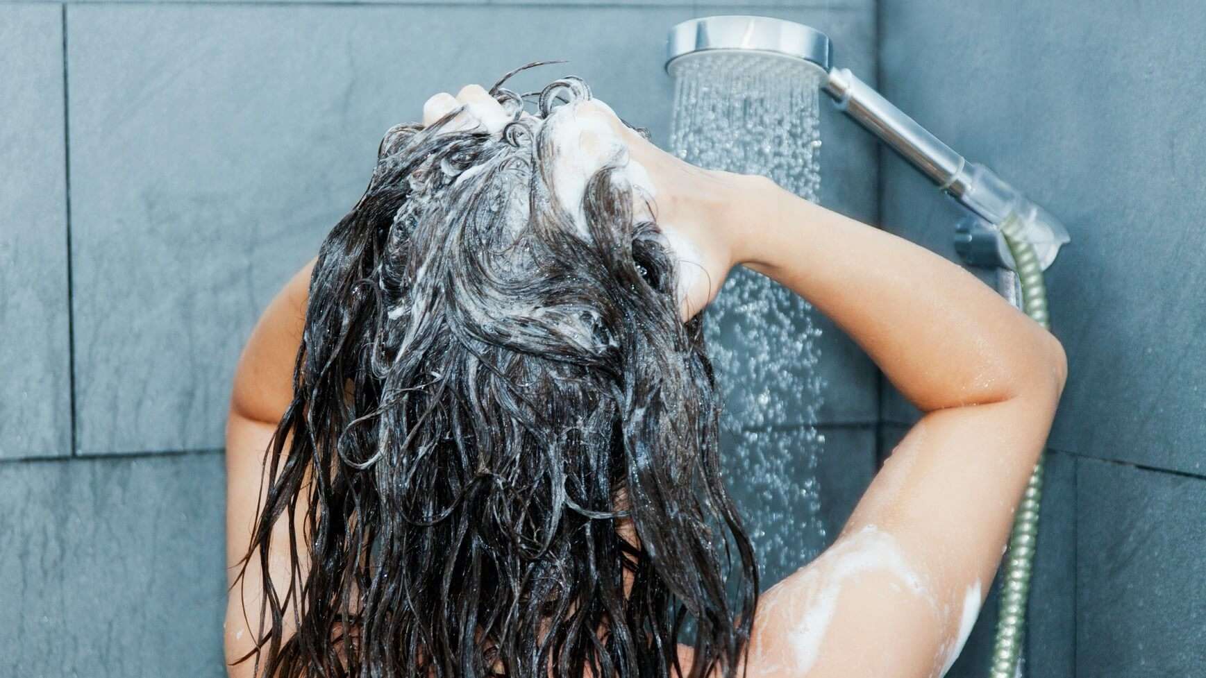 woman_washing_hair