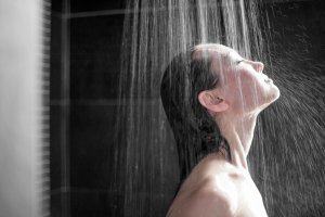 Nhiều người tắm gội vào cuối ngày để xả stress