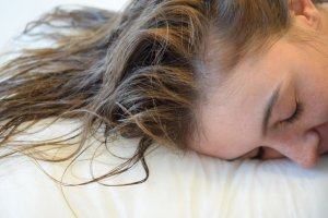 Để tóc ướt đi ngủ có thể gây ra nhiều tác hại nghiêm trọng