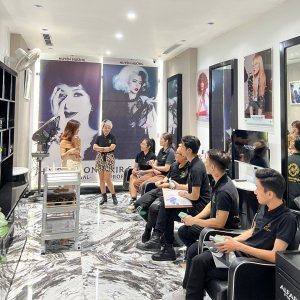 Nhân viên của Salon tóc Huyền Hương được đào tạo về 8 liệu trình chăm sóc tóc chuyên sâu Hair Clinic