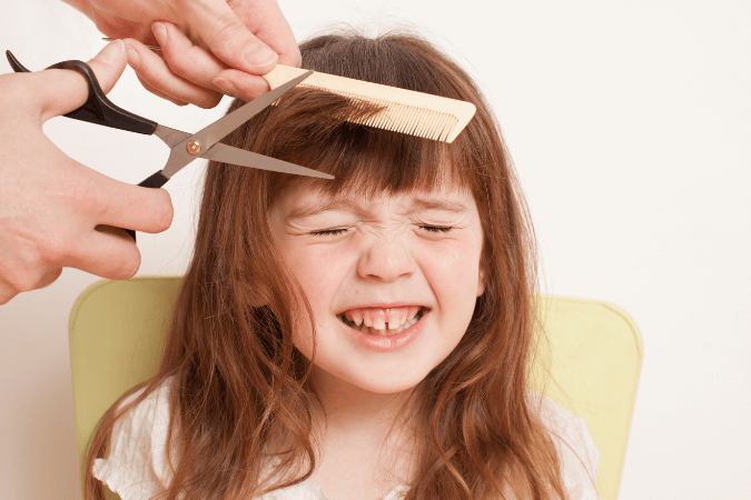 Chải tóc cho bé thường xuyên có gây hại không?